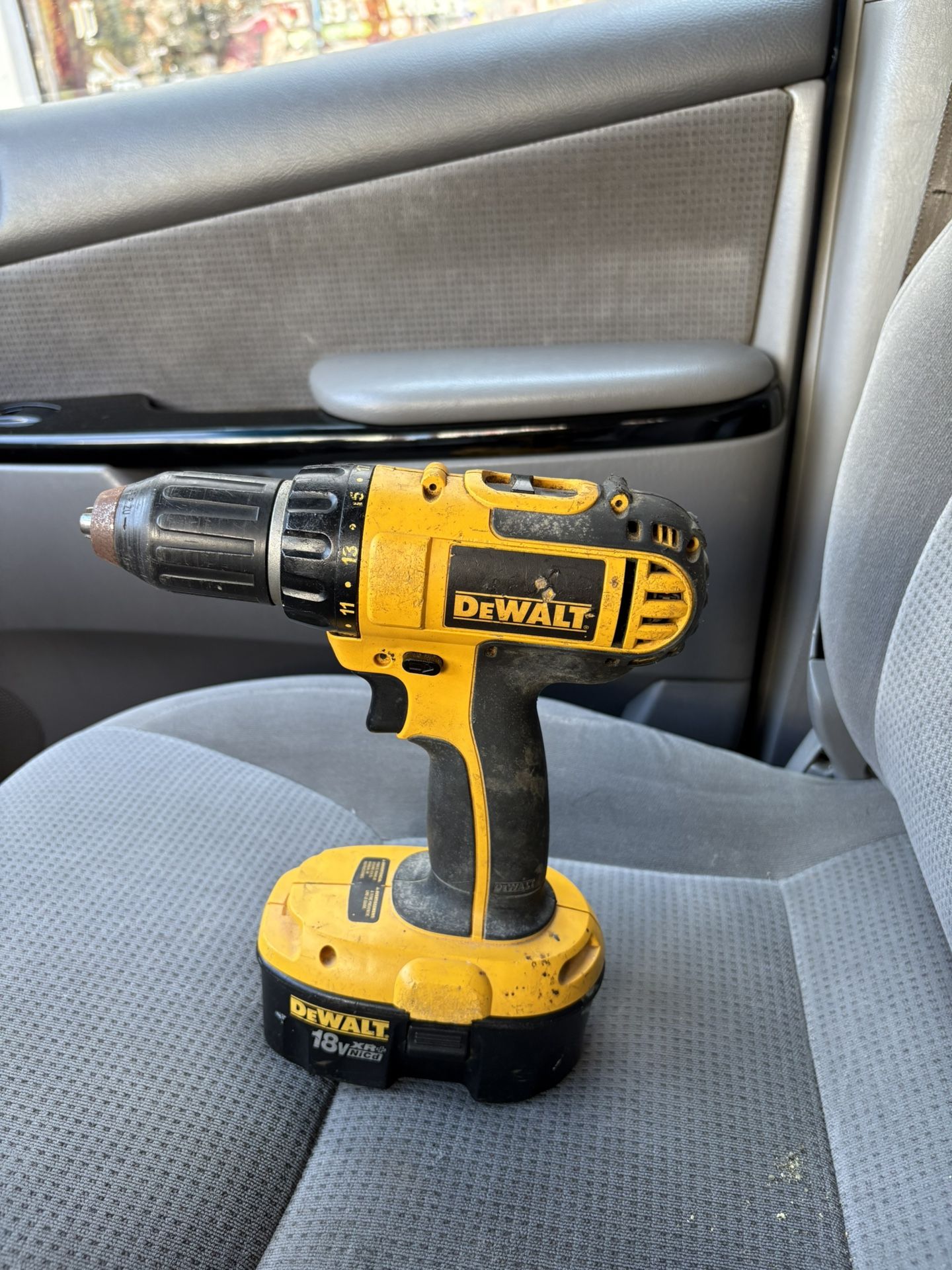DEWaLT Drill and battery