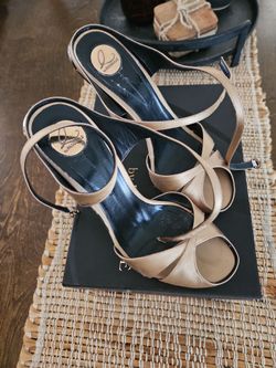 Q by PASQUALE EVA champagne heels