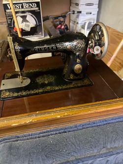 Vintage Singer Sewing Machine in Original Cabinet – 1925–1926