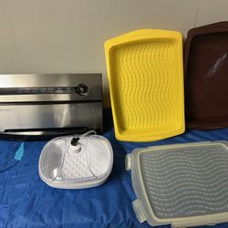 Foodsaver V3825 Vacuum Sealer & Marinating Bowl and (2) Trays with (1) Cover