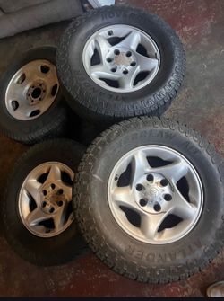 Toyota rims and tires (3) 1 ford rim need gone 80$