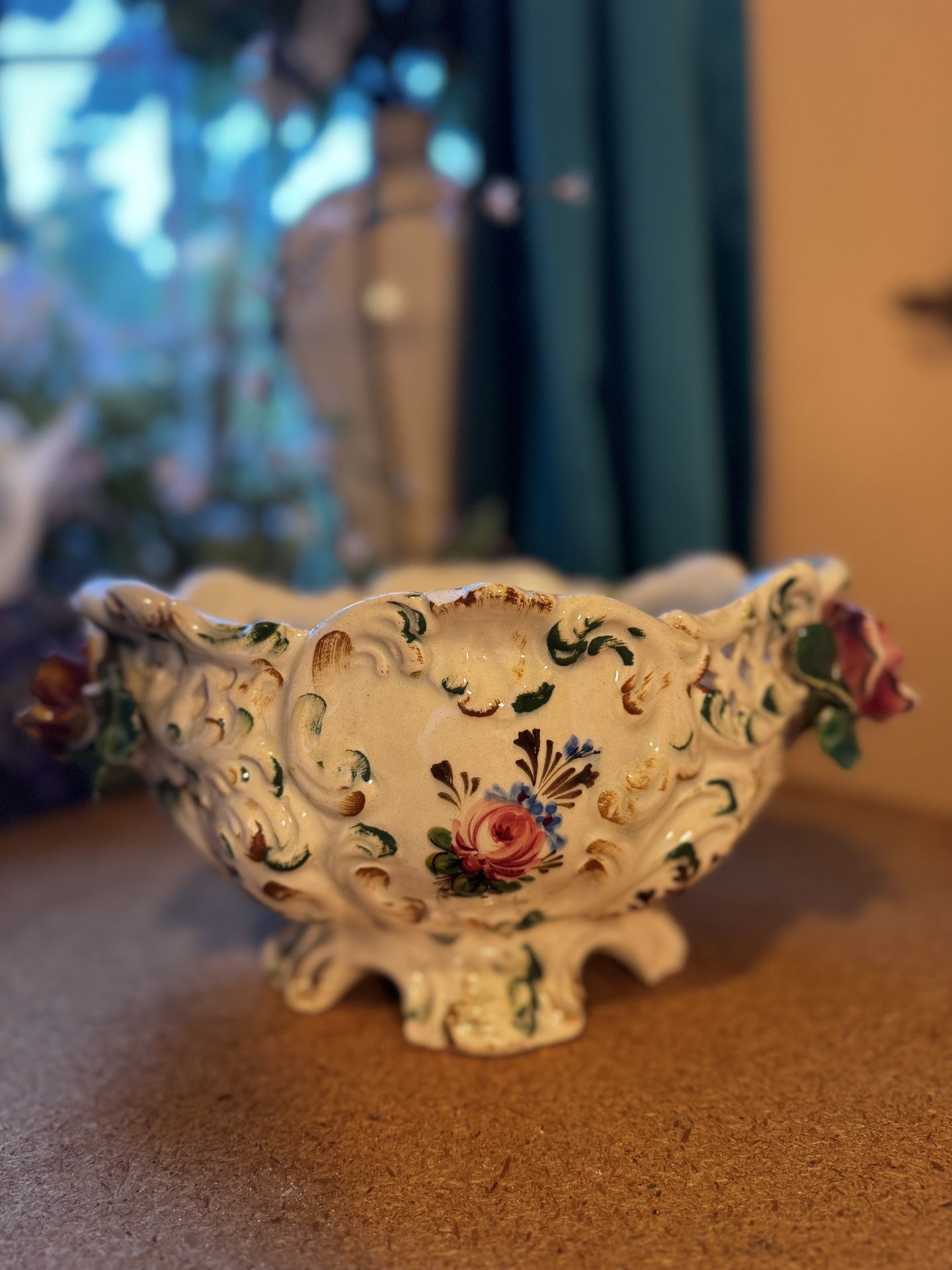 VINTAGE CAPADIMONTE STYLE ITALY CERAMIC FRUIT BOWL VASE ROSES HAND PAINTED