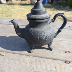 Antique-Style Cast Iron Teapot with Built-In Infuser – 8″ Vintage Asian-Style Kettle

