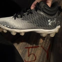 Boys under armor cleats Size 5Y