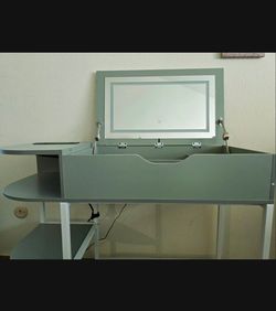 🌿 Sage Green Vanity Desk w/ Lighted Mirror + Outlets – Like New! $89 OBO ✨