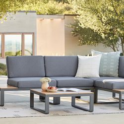 Outdoor Patio Furniture Sectional - Like New, 4 Pieces