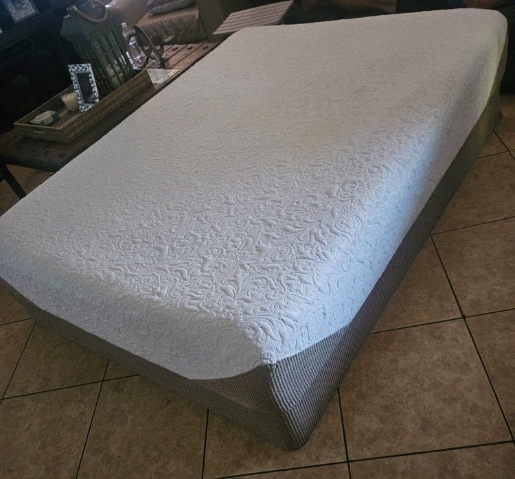 Queen Serta iComfort Mattress & Box Springs
