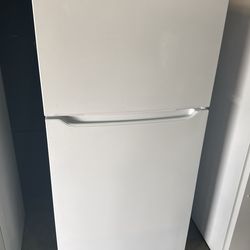 New Open Box Frigidaire Refrigerator Top Mount Freezer FFTR1835VW