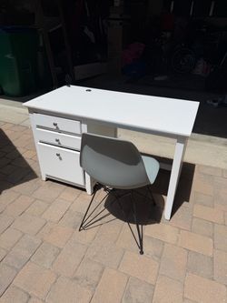White desk/vanity