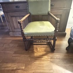 Antique Rich Walnut wood Spindle Chair. Heirloom 