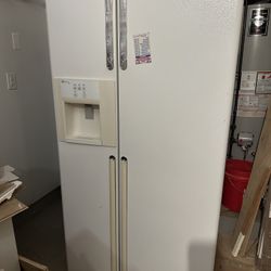 Refrigerator With Water Dispenser And Ice Maker