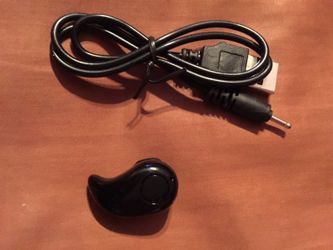 SMALL EAR PIECE TO SYNCH WITH CELL PHONE