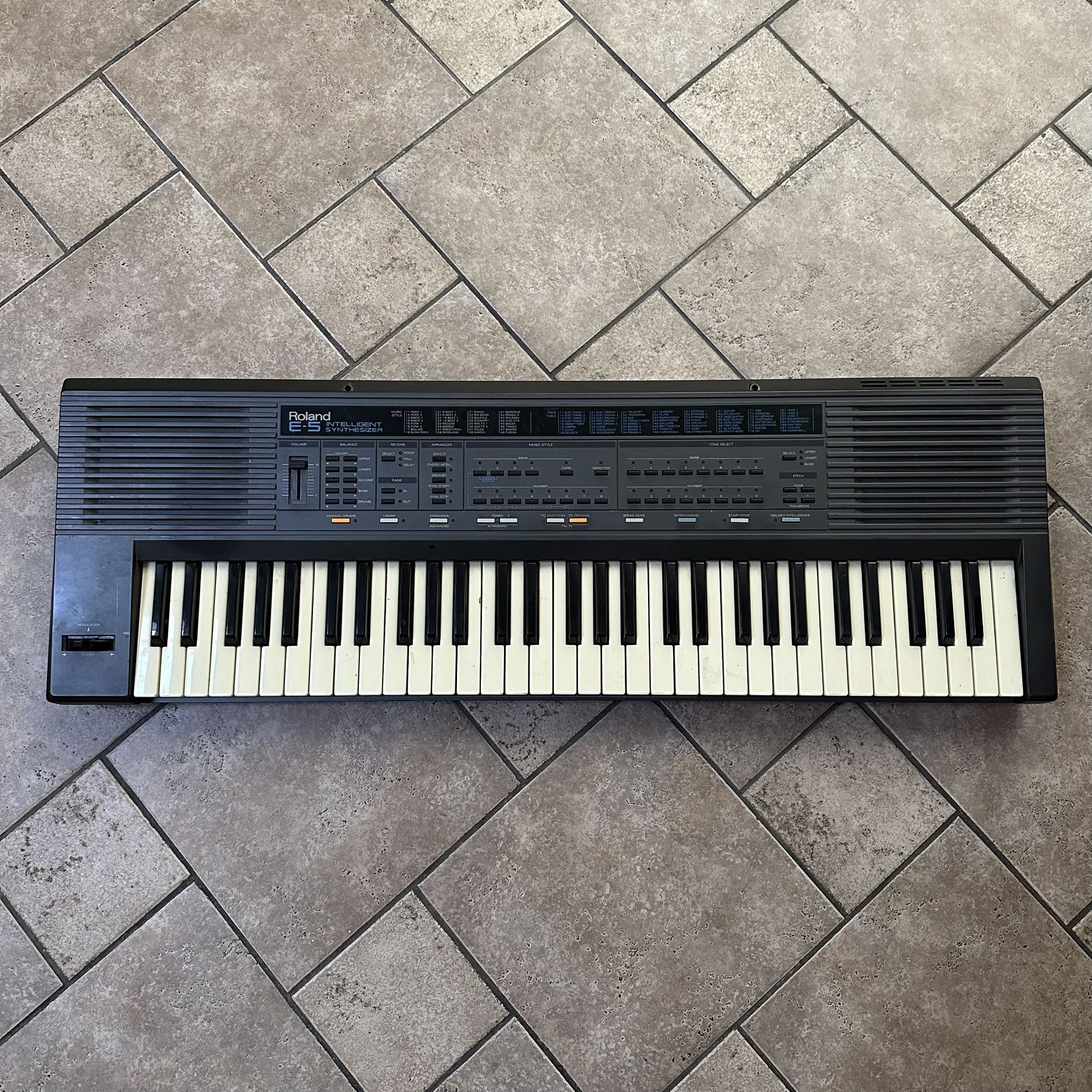 Roland E-5 Synthesizer Keyboard 