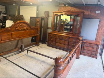 Beautiful, King size bed, set Hollywood in great condition. Everything on the picture included.