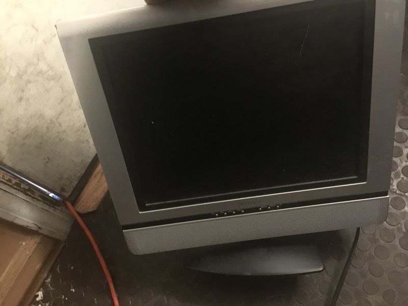 Advent 15 inch lcd tv, works great