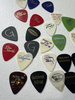 🎸 25 Vintage & Branded Guitar Pick Lot — Value