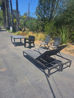 free Ikea lawn  furniture,  needs to be repainted