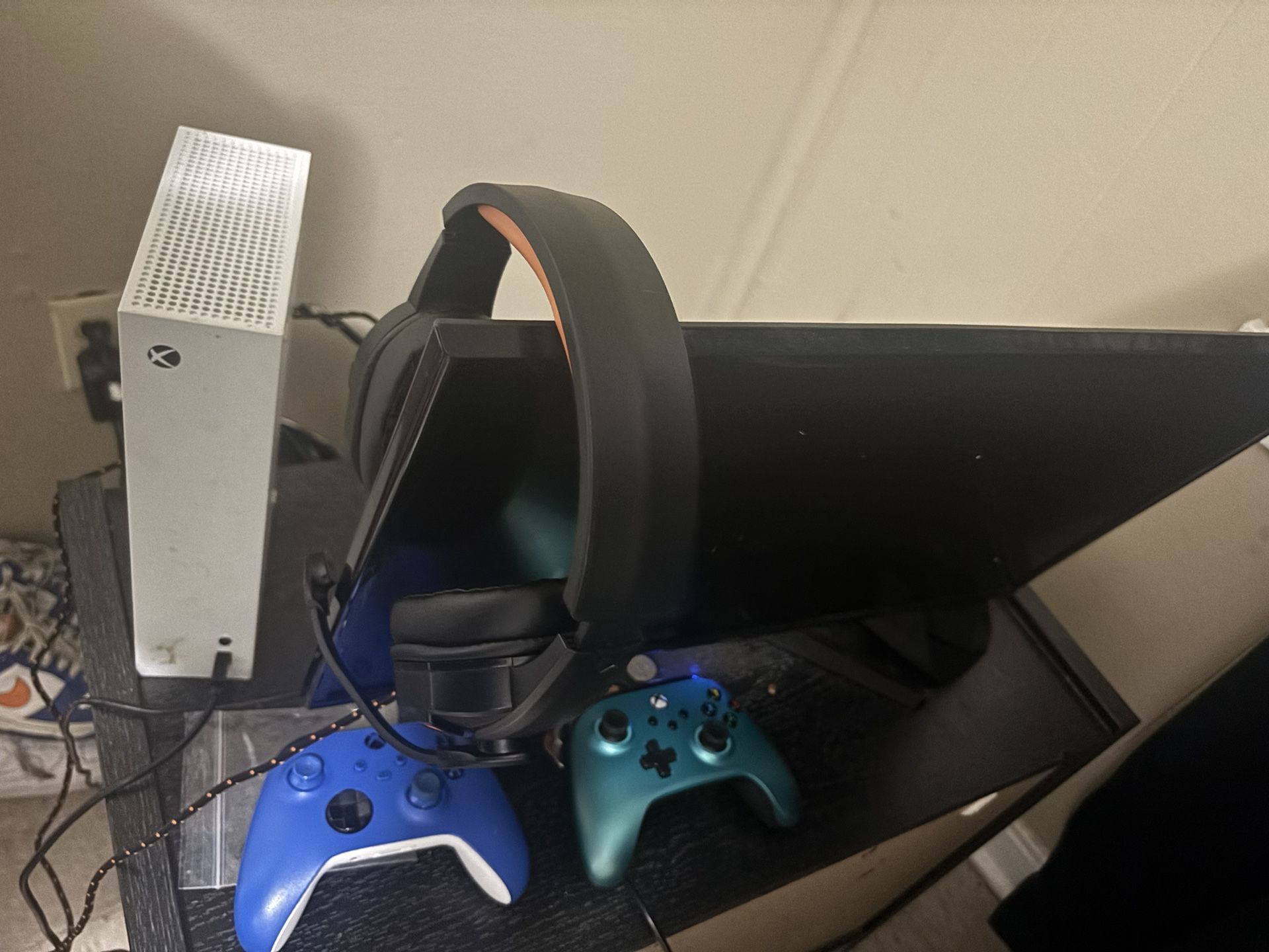 Game And Monitor And Mic Plus 2 Controllers And Cords