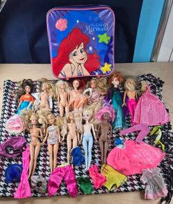 Barbie dolls (lot) and Little Mermaid suitcase with clothing
