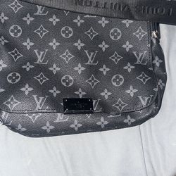 Medium  Men’s Louis Vuitton Bag