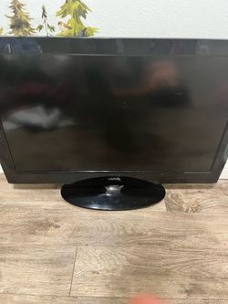 Vizio tv with remote( NOT SMART)