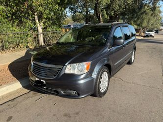 2013 Chrysler town & country touring