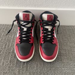 Nike Air Jordan 1 Mid Chicago Black Toe Mens 10.5 Pre-Owned No Box 554724-069 