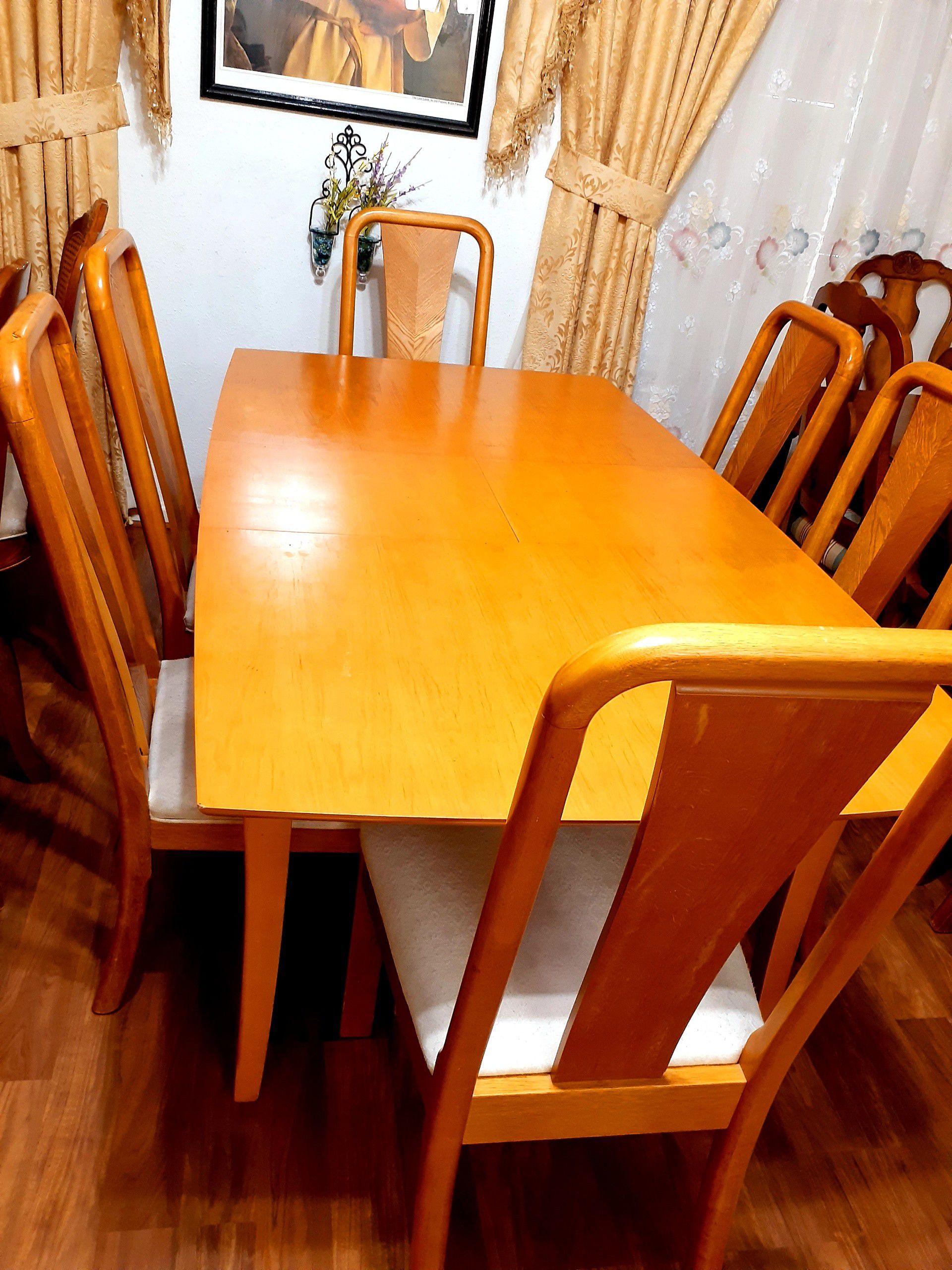 Beautiful wood dining room table with 6 chairs. Good condition and clean. Table has a leaf. .