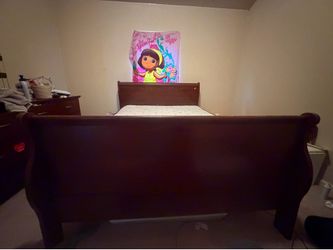 Queen sleigh bed