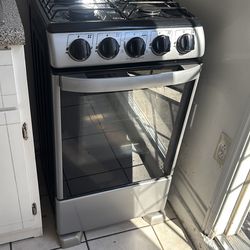 Studio gas stove in very good condition