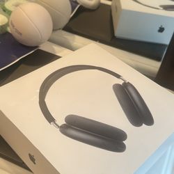 Black airpod maxes