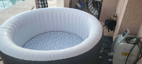SaluSpa 4 person Jacuzzi