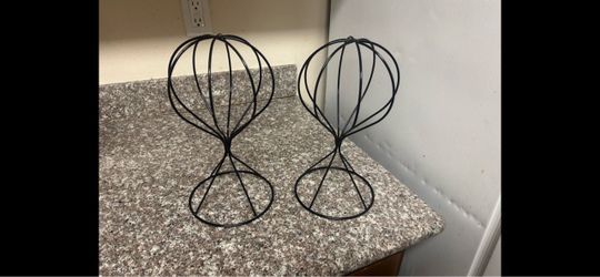 Two stand hold for hat top