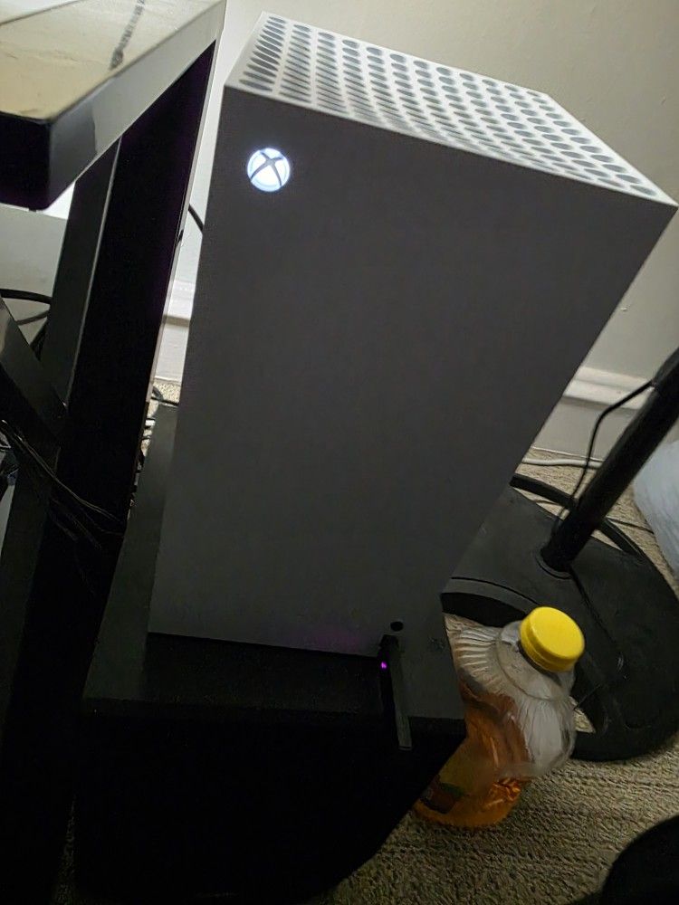Xbox Series X 1TB White Edition. 