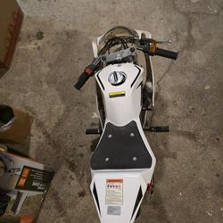 Go. Bowen .  49CC, 2 STROKE, Gas PwRd Mini Crotch Rckt Pocket Bike