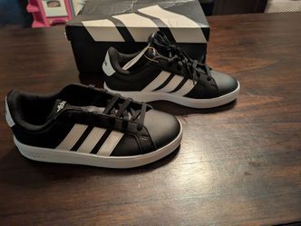 adidas Grand Court 3.0 black and white 6 youth 7 womens new in box