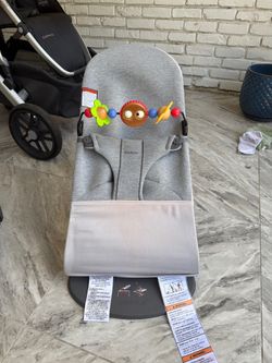 BabyBjörn Ergonomic Baby Bouncer with Wooden Toy Bar Accessory