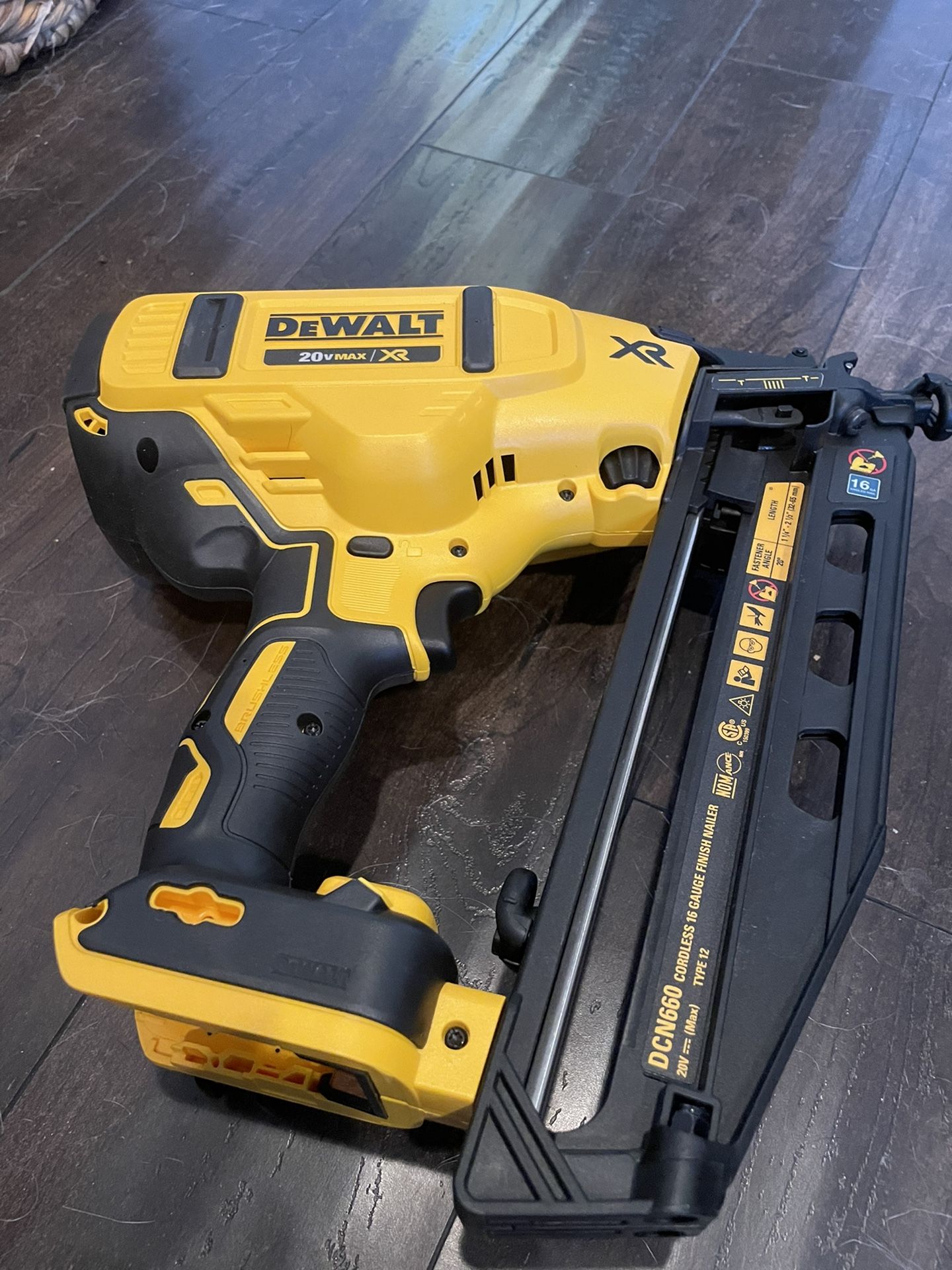 DEWALT 20Volt MAX XR Cordless 16Gauge Angled Finish Nailer BUNDLE for