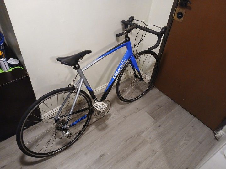 GIANT DEFY ROADSTER BIKE
