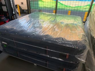 KING SIZE STEARNS & FOSTER LUX ESTATE (MEDIUM) PILLOW TOP MATTRESS & BOX SPRINGS BED SET
