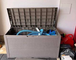 Pool container