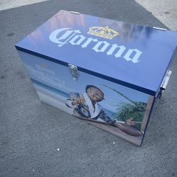 COLLECTIBLE ICE CHEST COOLER