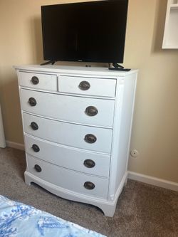 White wooden chest of drawers