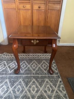 Queen Anne Cherry Wood End Table with Drawer