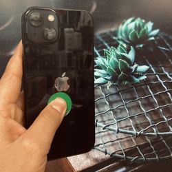 Unlocked Iphone 13 128 gb comes with store warranty 