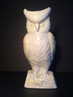 BELLEEK Antique China Ireland China Cream/Yellow Figurine/Sculpture Vase (Height: 8-1/4”)