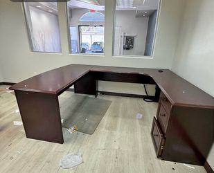 🏢 Large Mahogany U-Shaped Executive Office Desk – Delivery Available