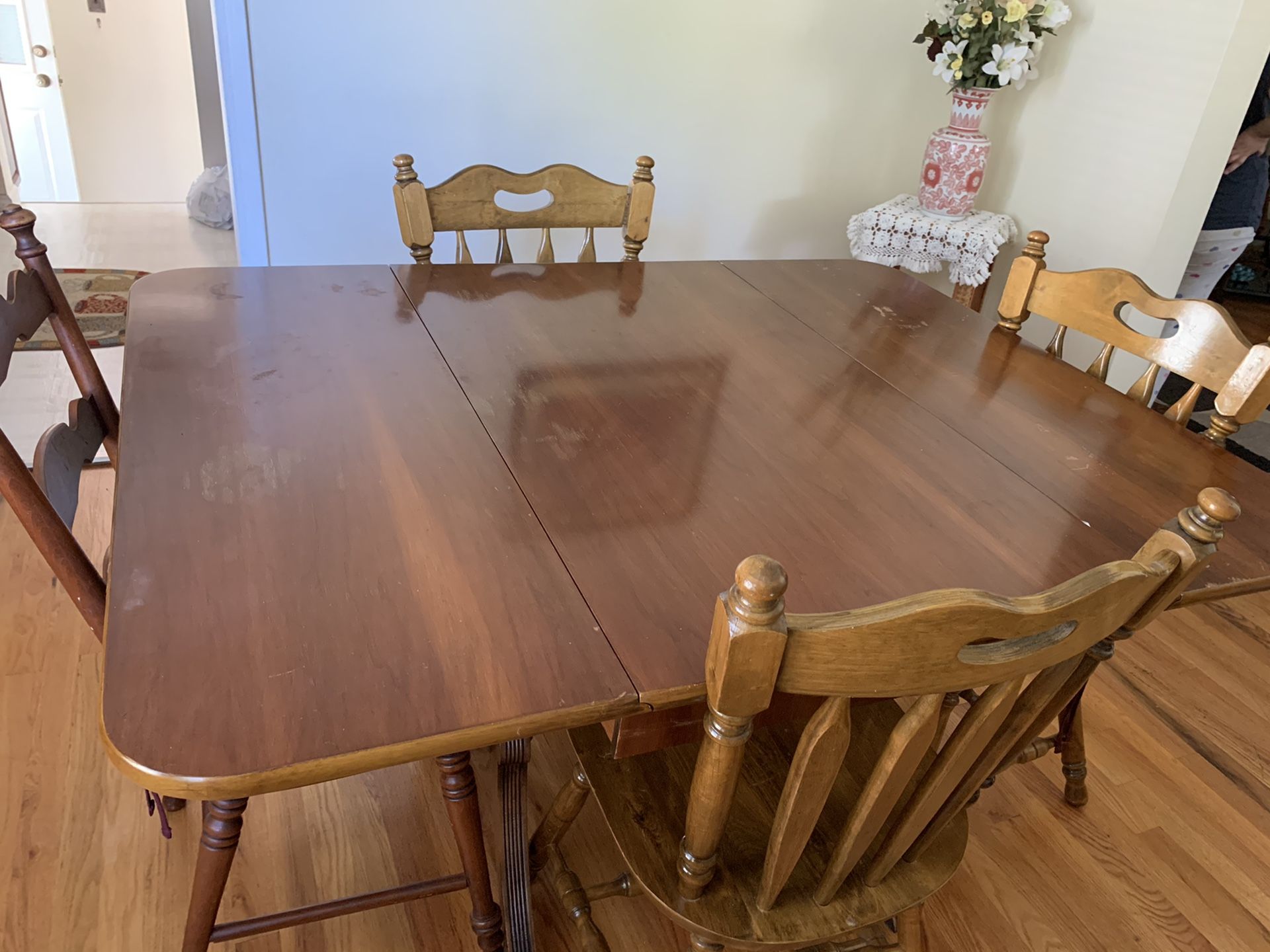 Foldable dining table