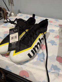 Umbro Pivot Youth Soccer Cleats