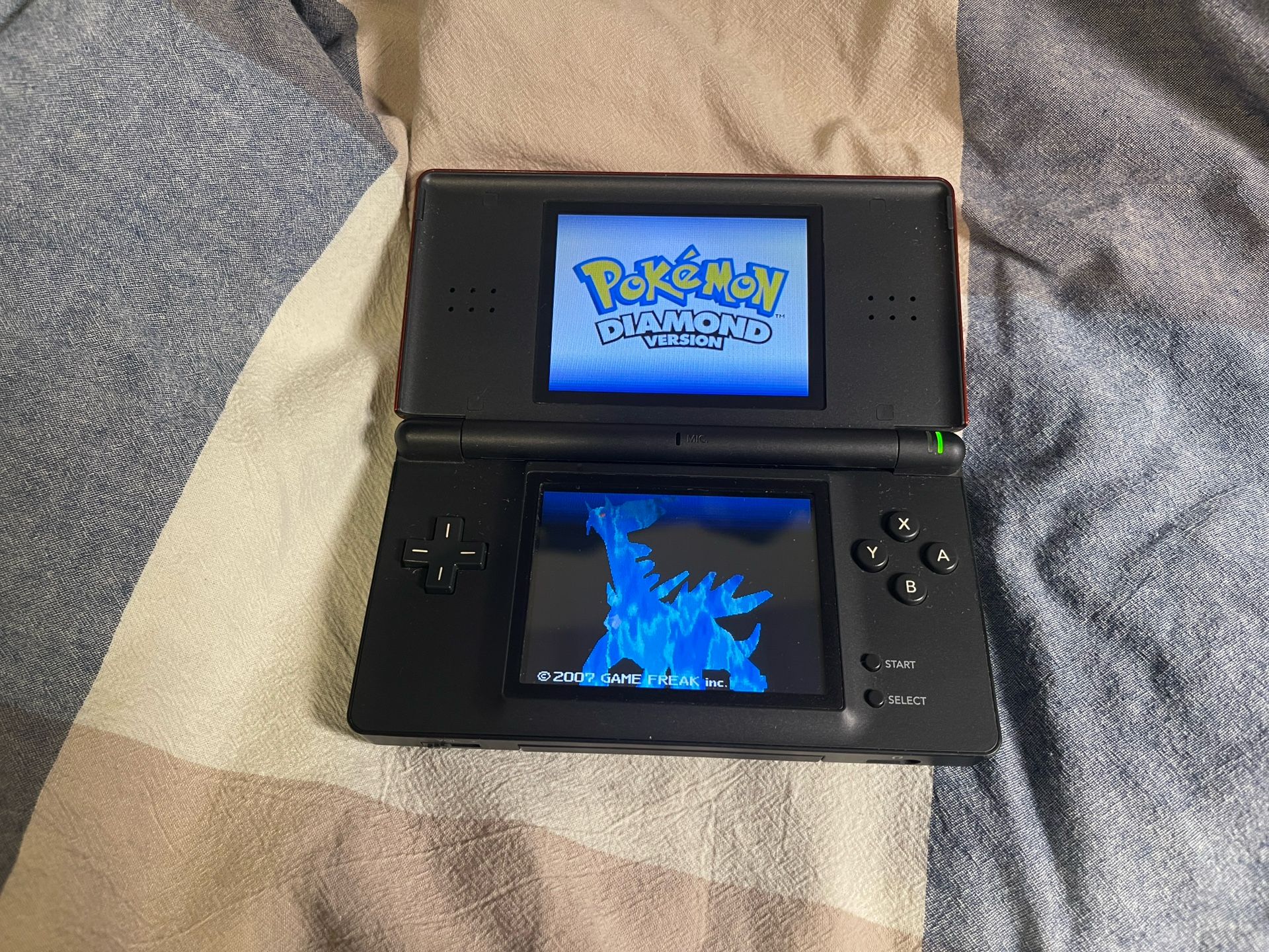 Nintendo DS Lite + Pokémon Diamond + Charger